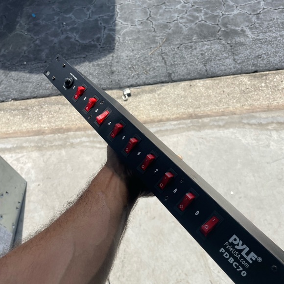 PylePro PDBC70 1U Rack Mount AC Power Supply Strip 15A 1800VA - Picture 3 of 6